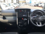 シンプルながら機能性あふれる運転席廻りです。視界性もよく、運転しやすいですよ。