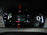 運転に役立つ情報を分かりやすく表示するマルチインフォメーションディスプレイをセンターに配した見やすいデジタルメーター。