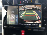 車の全周囲の画像が表示されます。運転席から見づらい個所なども、上空から見たような映像で確認できます。映像のきりかえも出来、後方確認だけでなく大変便利な機能です。