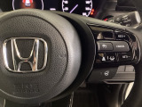 ハンドルにHondaセンシング系のクルーズコントロールやレーンキープアシストなどの操作スイッチが装備されています。ハンドルから手を離さず安全に操作できます。