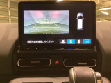 バックでの車庫入れも安心です! リアカメラが付いているバックモニター付のナビを装備しております。バンパーについているソナーや、操作線もついており距離感も画面から確認できます。