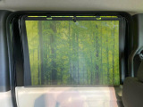 【ロールシェード】日差しや車外からの光が眩しいときにサッと引き出して使える、ロール格納タイプのサンシェードを装備。後席に乗ったお子様がウトウトしだした時など、ぜひご活用ください♪