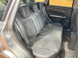 後部座席も気になるようなキズ・汚れやへたり等、大きなダメージはなく、良好な状態です。