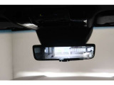 【デジタルインナーミラー】車両後方カメラの映像を映します。ヘッドレストや荷物などで視界を遮らずに後方を確認することができます。切替レバーを操作して通常のミラーモードに変更ができます。