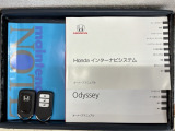 スマートキーは鍵をバッグに入れたままでもドアロックの開閉やエンジンのON・OFFができます。夜間や雨の日も鍵を探さなくて良いので便利です。