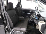 運転席はアームレスト付のベンチシートタイプです。