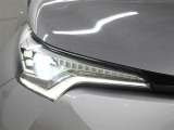 LEDヘッドランプには「オートマチックハイビームシステム」を搭載。夜間走行時にハイビームで走行可能と判断した場合、ロービームとハイビームを自動的に切り替え、前方視界確保をアシストします。