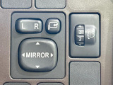 【電動格納ミラー】サイドミラーは電動格納式となっており、狭い駐車場でもキズがつくリスクを抑えられます。