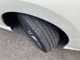 【タイヤ・ホイール】 純正16インチアルミホイール タイヤサイズ《205/65R16》になります。