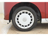 【ホイールカバー】純正なので車に似合うデザインになっていますね。スタッドレスタイヤもご相談下さい。