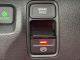 電子制御パーキングブレーキを採用!発進時にアクセルを踏めば自動的に解除されます(※運転席のシートベルトが装着されている時のみ作動)