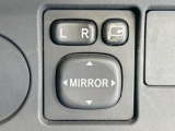 【電動格納ミラー】サイドミラーは電動格納式となっており、狭い駐車場でもキズがつくリスクを抑えられます。