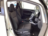 フロント広々、セパレートシートの運転席は、ハイトアジャスターが付いているので、快適にドライブができます。ハンドルはテレスコピック機能で、ハンドル位置を上・下・手前・奥に調節できます。