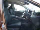 運転席シートには手動式のシートリフター機能が備わっています。