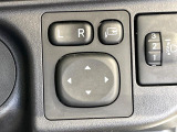 【電動格納ミラー】サイドミラーは電動格納式となっており、狭い駐車場でもキズがつくリスクを抑えられます。