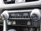 デュアルオートエアコン搭載☆運転席と助手席でエアコンが独立しているのでドライバーも同乗者もより快適にドライブができます♪