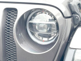 ●LEDヘッドライト:夜間走行時も良好な視界を確保し安心して運転できる高輝度LEDヘッドライトを装備!点灯速度が早く、消費電力も抑えられています。