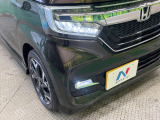 【LEDヘッドライト】悪天候や夜間走行時も良好な視界を確保し安心して運転できる高輝度LEDヘッドライトを装備!点灯速度が早く、消費電力も抑えられています。