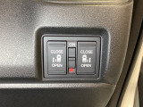 リアドアは乗り降りに便利な両側電動スライドドアです。また運転席に座っていながらスイッチ操作で自在にスライドドアを開け閉めできます。