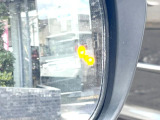 【後方車輛検知】走行中、ドアミラーの死角になりやすい箇所に後続車が接近するとサイドミラー付近に警告を表示、ドライバーに注意喚起をしてくれます。
