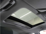 ◆サンルーフ装備車◆開放感あふれるガラスサンルーフを装備!車内空間を明るく照らすことでドライブ体験に変化を。窓を開けるより静かで効率の良い換気も行えます。
