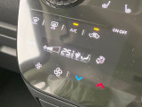 【オートエアコン】一度お好みの温度に設定すれば、車内の温度を検知し風量や温度を自動で調整。暑い&hellip;寒い&hellip;と何度もスイッチ操作をする必要はありません。快適な車内空間には必須の機能ですね♪
