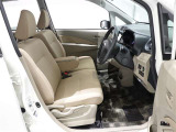 運転席はアームレスト付のベンチシートタイプです。