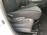 運転席シ-ト座面は上下アジャスタ-付です。お好みの位置に調整可能です。
