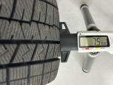 冬タイヤの残り溝は7.5mmです。スリップラインからは5.5mmとなっております。