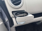 運転席と助手席のエアコン吹き出し口下にドリンクホルダー付き。