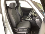 フロント広々、セパレートシートの運転席は、ハイトアジャスターが付いているので、快適にドライブができます。ハンドルはテレスコピック機能で、ハンドル位置を上・下・手前・奥に調節できます。