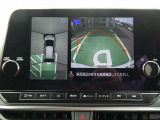 まるで空から見下ろしたかのような映像を映し出すアラウンドモニターだから、車庫入れもラクラクです!