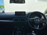 フロントピラーの位置を従来よりも後方にレイアウト。運転席からの視界の広がりを向上。車両の周囲の状況を、いち早く知ることで、安全に運行できます。