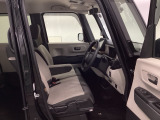 フロントは助手席と繋がったベンチシートです。運転席は、高さを調整できるハイトアジャスター付きです。