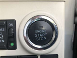 エンジンスタートスイッチです。キーが車内にあれば、エンジンの始動や停止はスイッチを押すだけ!キーを取り出す手間を省き、ワンプッシュで操作できるので簡単でスムーズです。