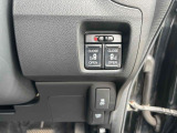 指先ひとつでドアオープン。【ワンアクション両側パワースライドドア】両手がふさがっていても、スイッチひとつでスライドドアが自動解錠&自動オープンします。