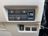 運転席のハンドル右奥側にまとめられたスイッチ群。一目で分かりやすく操作しやすいです。