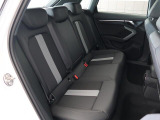 ホールド性が高く、ほどよく固いリアシートは長時間乗車も快適に過ごす事ができます。