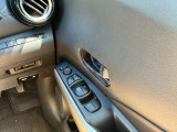 運転席側のドア部。こちらのスイッチでドアミラーの角度調整やパワーウィンドーの操作になります。
