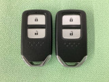 スマートキーを装備しています。鍵を差し込むことなくドアロックの開け閉めと、スタートボタン操作でのエンジンスタートができます。スペアキーも同じものを用意しております。