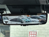 【デジタルインナーミラー】車両後方カメラの映像をルームミラーに映すことが出来ます。 そのため、後席に人や荷物があって後方が見えづらい場合でもしっかり視界を確保することが出来ます。