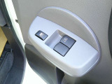 運転席オート機能付きの両席電動パワーウィンドウとなっております。