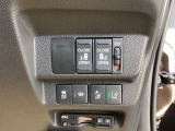 パワースライドドアの開閉はスマートキーのリモコンやドアノブは勿論、運転席側のスイッチ操作でも開閉ができ、安全・簡単です。
