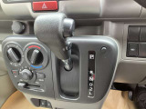 インパネシフトで足元すっきり、操作も楽々。