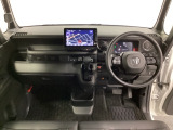 車内は光触媒抗菌消臭施工済です。スタイリッシュなデザインでスポーティなインパネ周りを演出します。グローブボックスやカップホルダーのほかにトレーなどたくさんの収納スペースが付いています。