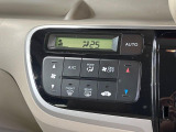 【オートエアコン】一度お好みの温度に設定すれば、車内の温度を検知し風量や温度を自動で調整。暑い&hellip;寒い&hellip;と何度もスイッチ操作をする必要はありません。快適な車内空間には必須の機能ですね♪