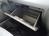 グローブボックス。車検証ブックや小物などが収納できるスペースがあります。
