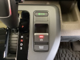 セレクトレバーの右側に電子制御パーキングブレーキがあります。スイッチひとつで、停車した地点の傾斜などをシステムが検知・判断してブレーキ力を自動的に最適制御し、しっかり停車できるパーキングシステムです。