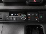 【シートヒーター】寒い季節の味方!エアコンより素早く暖まるので、出発してすぐの車内の寒さを和らげますよ♪