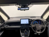 シンプルながら機能性あふれる運転席廻りです。視界性もよく、運転しやすいですよ。